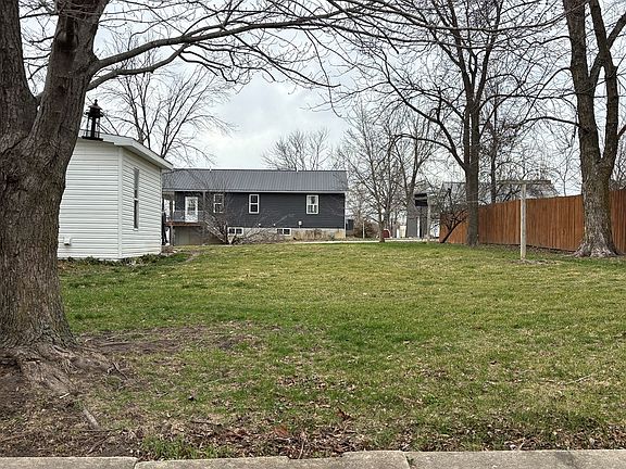 4th image of 304 W 7th St