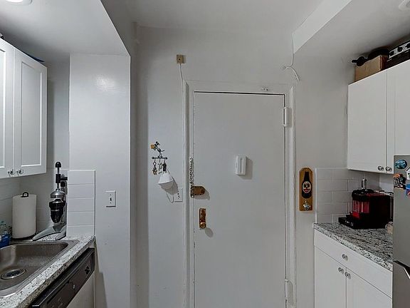 4th image of 50 W 72nd St APT 401