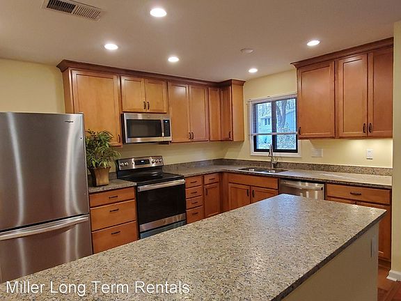 4th image of 16 Broomsedge Ct
