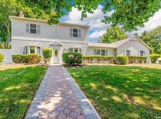 35 Ashland St, Mount Sinai, NY 11766