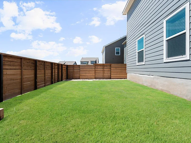 905 Powell St — Photo 35