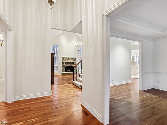 4th image of 39800 Alsace Ct