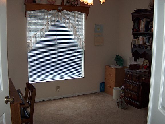 Bedroom, Office or craft room