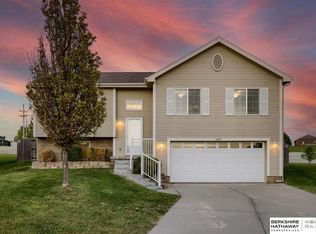 16825 Browne Cir, Omaha, NE 68116