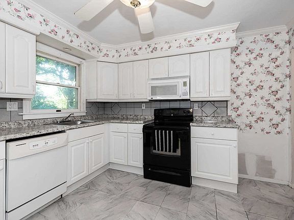 5th image of 11 Holden Ln