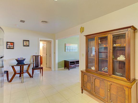 3rd image of 808 Cypress Ave