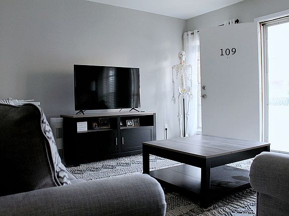 5th image of 3820 Fairfield Ave Unit 109