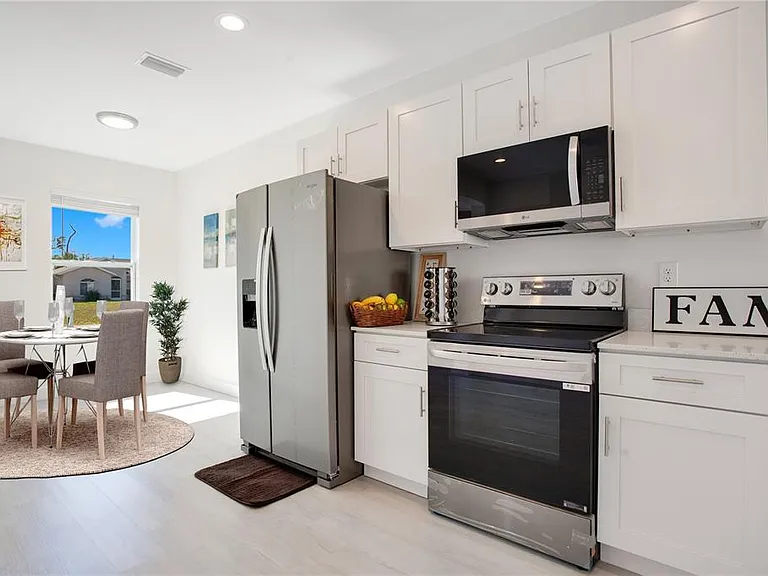 10452 Pendleton Ave — Photo 2