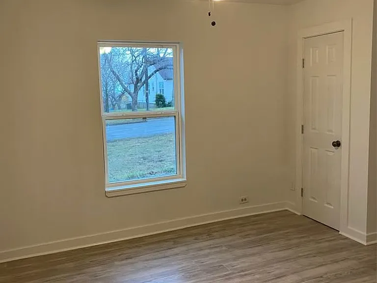 816 W Avenue H — Photo 14