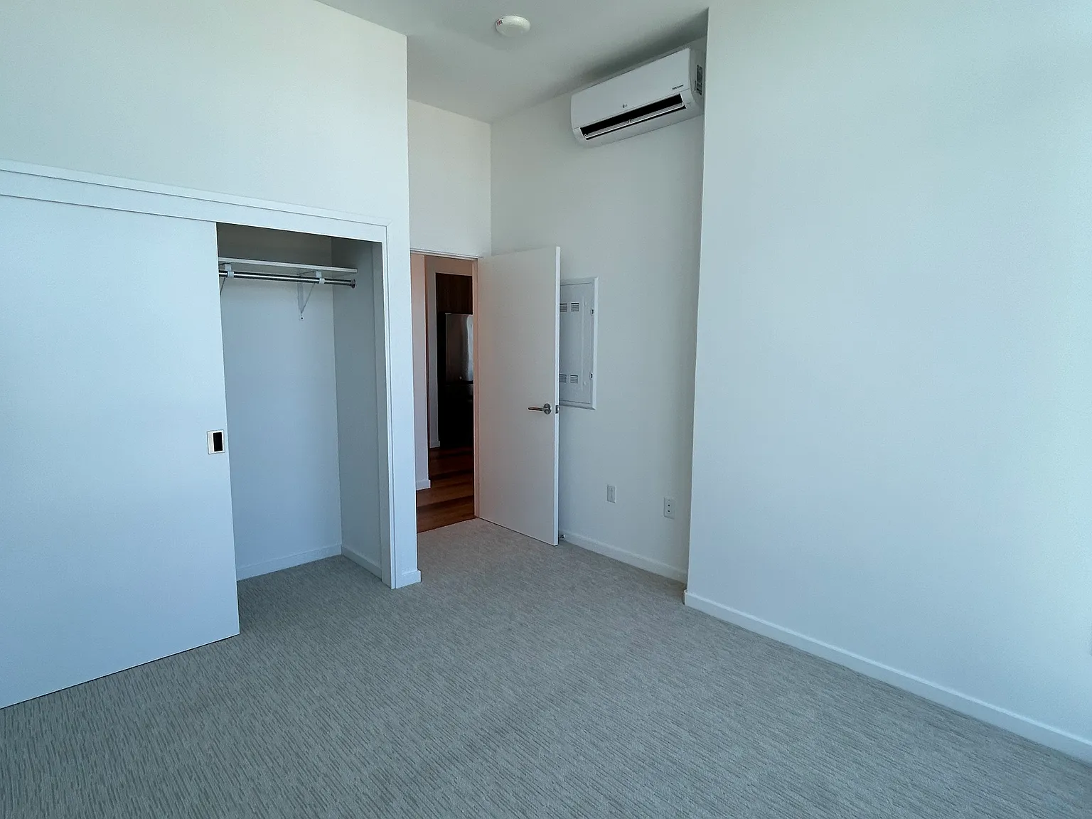 2 bed, 944 sqft, $5,000 — Photo 3