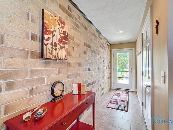 3rd image of 4709 Lakeside Dr