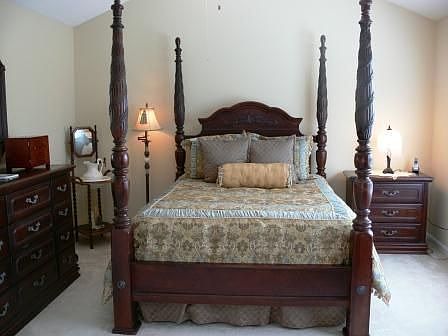 Sapcious Master Bed Room with Vaulted Ceilings