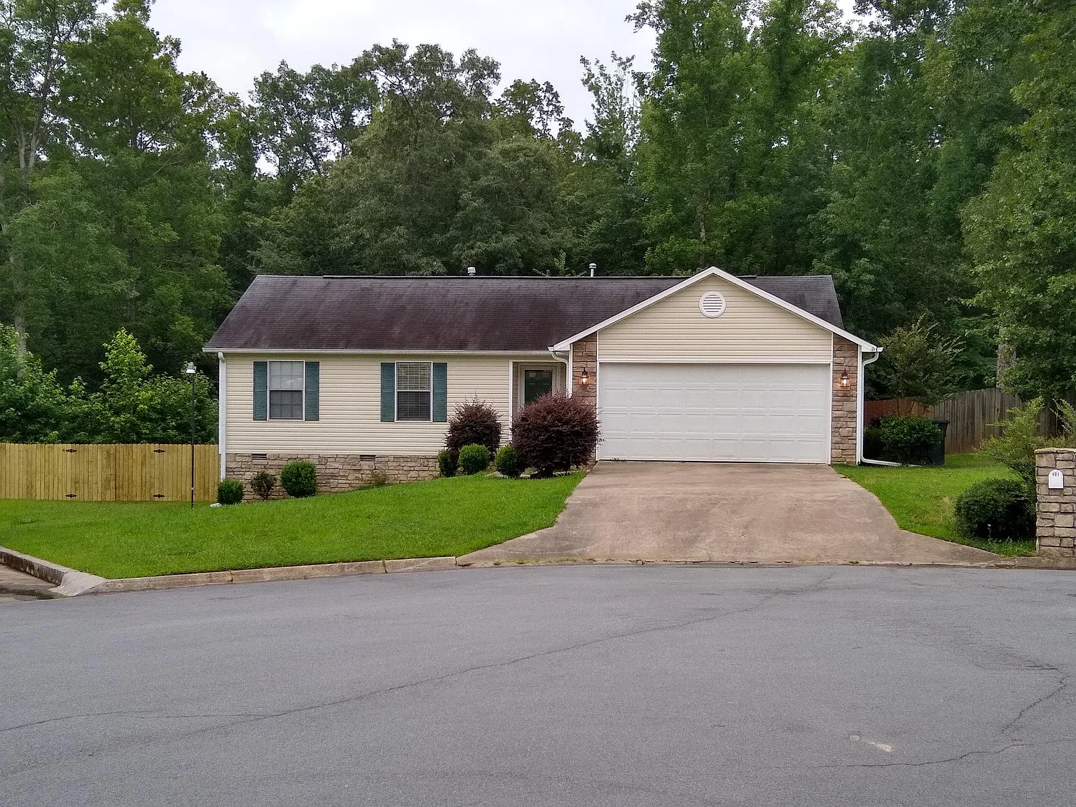 401 Hayley Ct — Photo 2