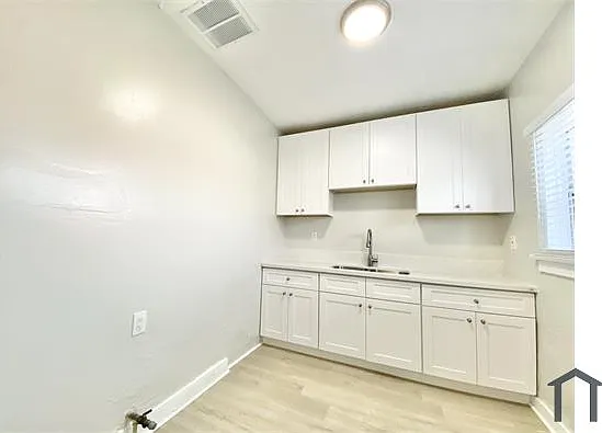 832 W Florence Ave #3 — Photo 3