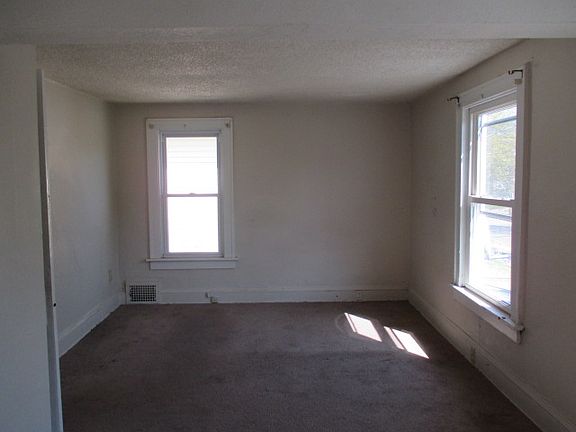 4th image of 81 E Archwood Ave