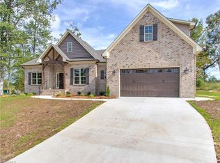 7622 Monty Dr, Kernersville, NC 27284