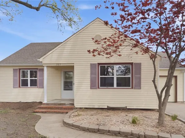 307 E Orchard St, Odessa, MO 64076