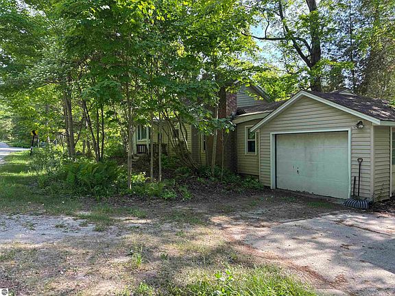 4th image of 5962 Lake Leelanau Dr