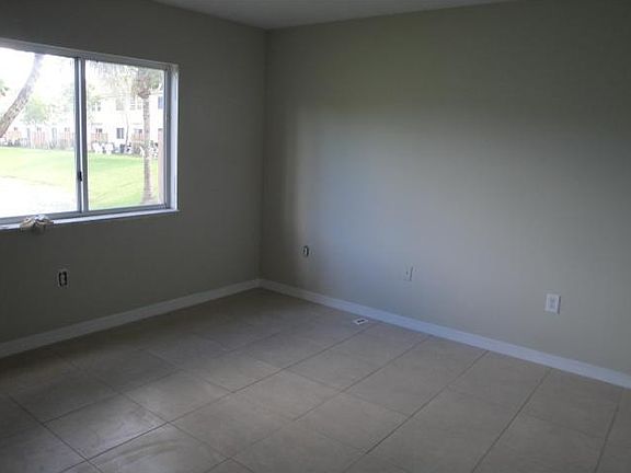 4th image of 1271 SE 27th St Unit 101