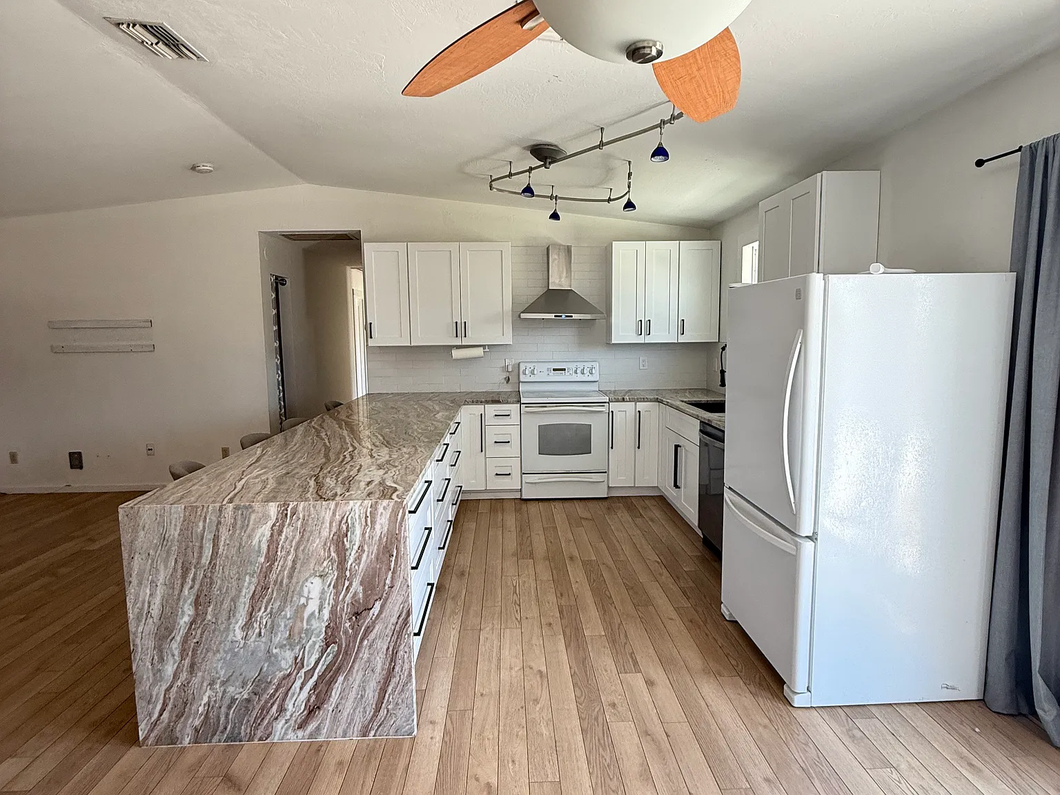 3 bed, 1081 sqft, $2,300 — Photo 3