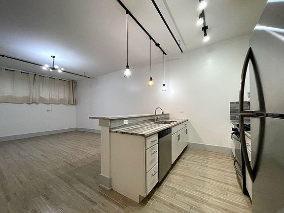 4th image of 1430 W 21st St #11
