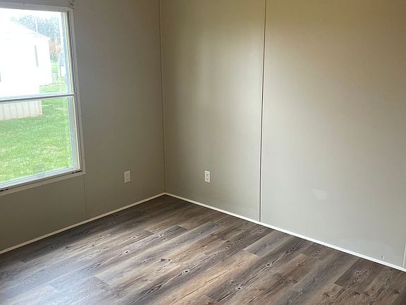 3rd image of 133 Garland Way #B36d8dd0f
