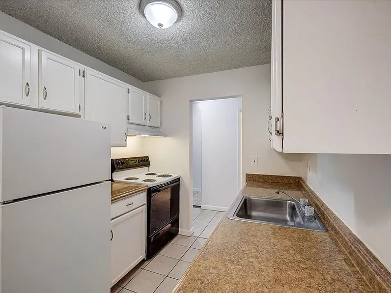 Spacious 1 Bedroom Apartment Homes — Photo 13