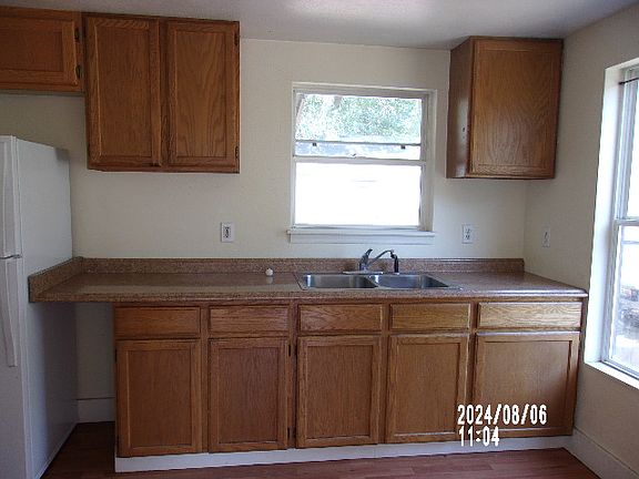 5th image of 831 E 1st St