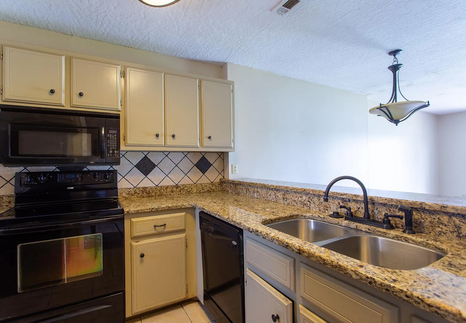 2 bed, 1.5 bath, 1014 sqft, $1,000 — Photo 3