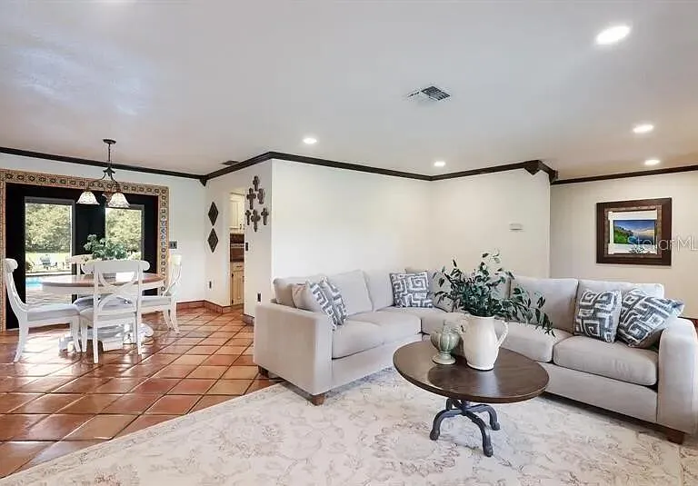 2077 Racimo Dr — Photo 7
