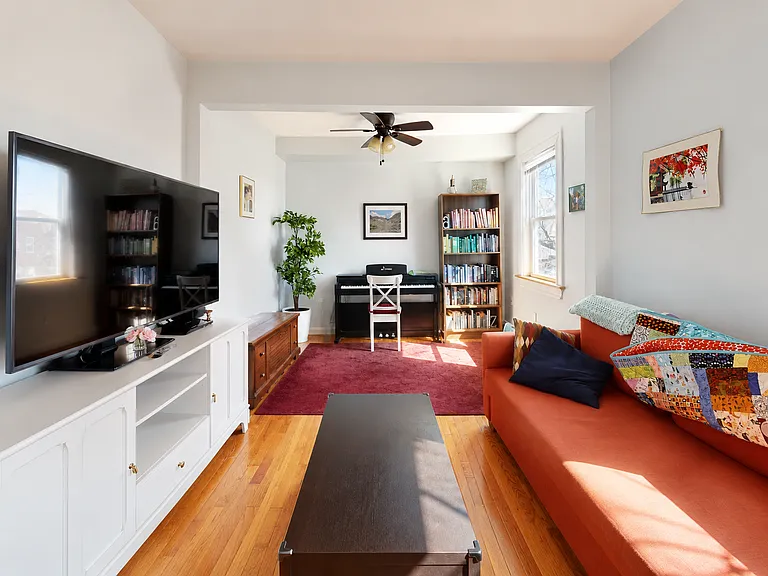 28 Cornwall St #3 — Photo 1