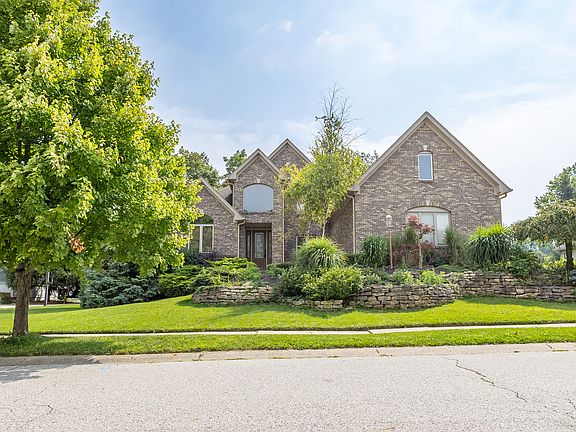 2nd image of 6643 Royal Oakland Pl