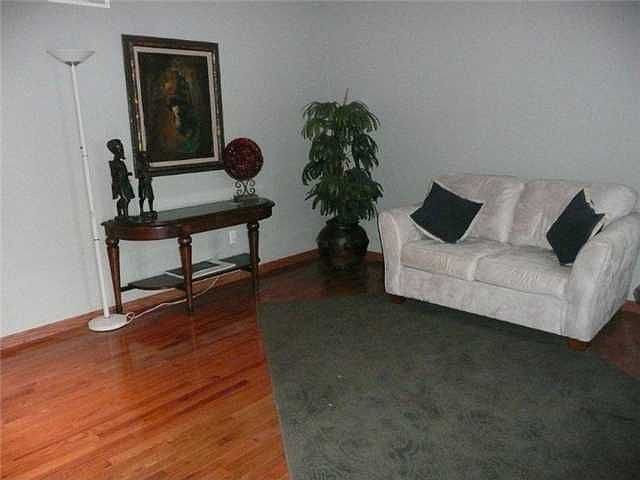 2nd image of 552 Bennington Dr