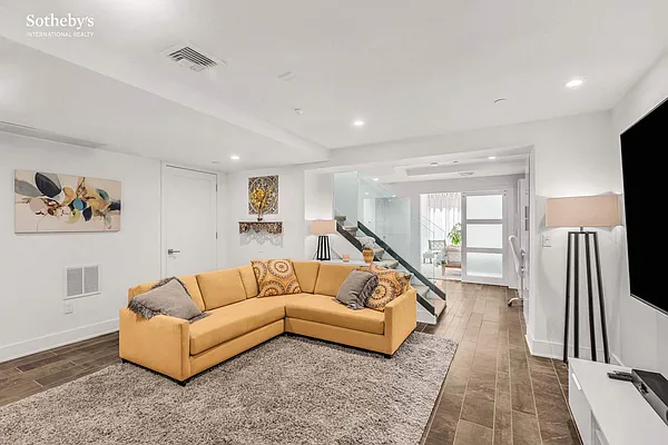 Sold by Sotheby's International Realty | media 20