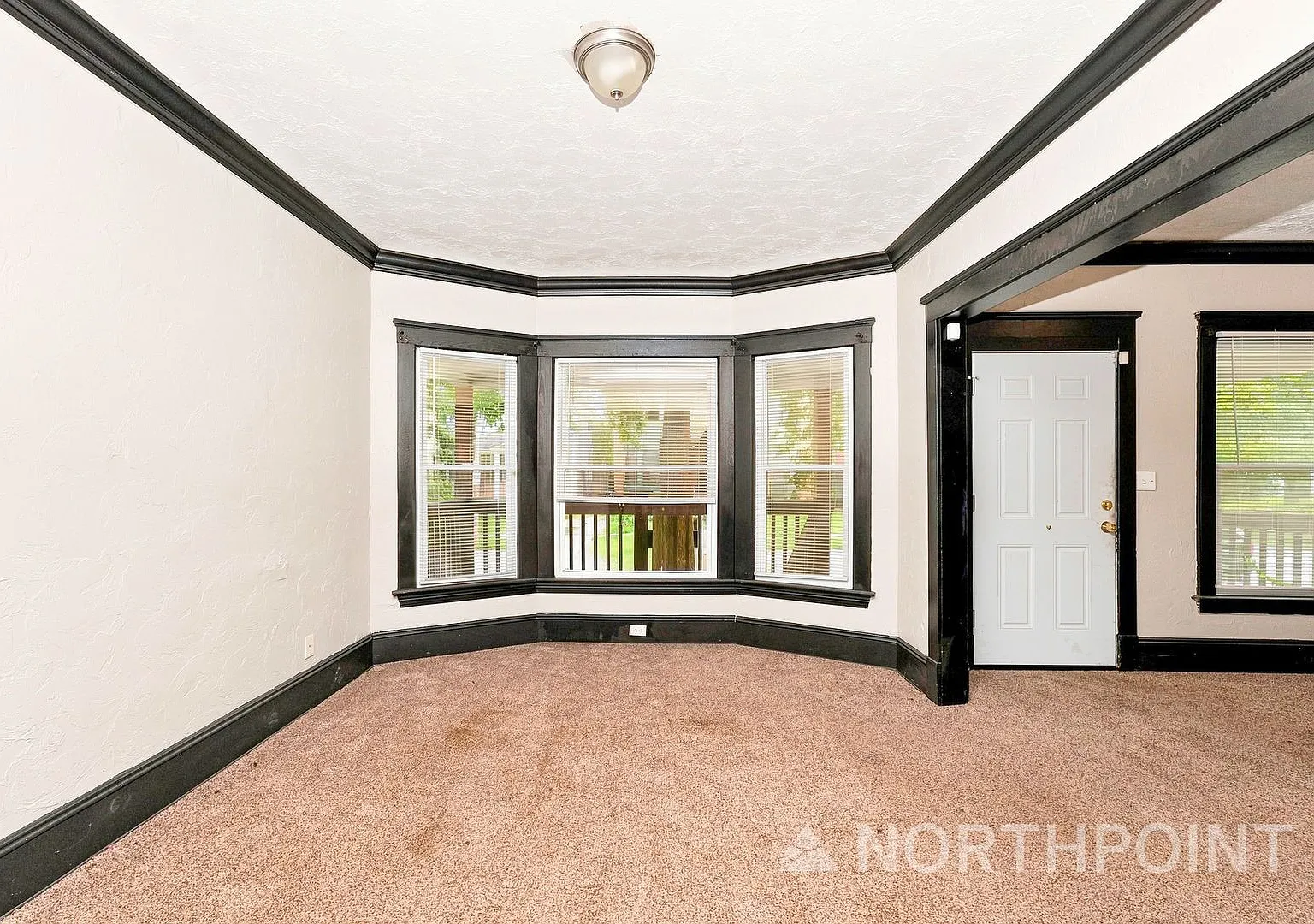 Single Family- 4 bedrooms- large front porch — Photo 3