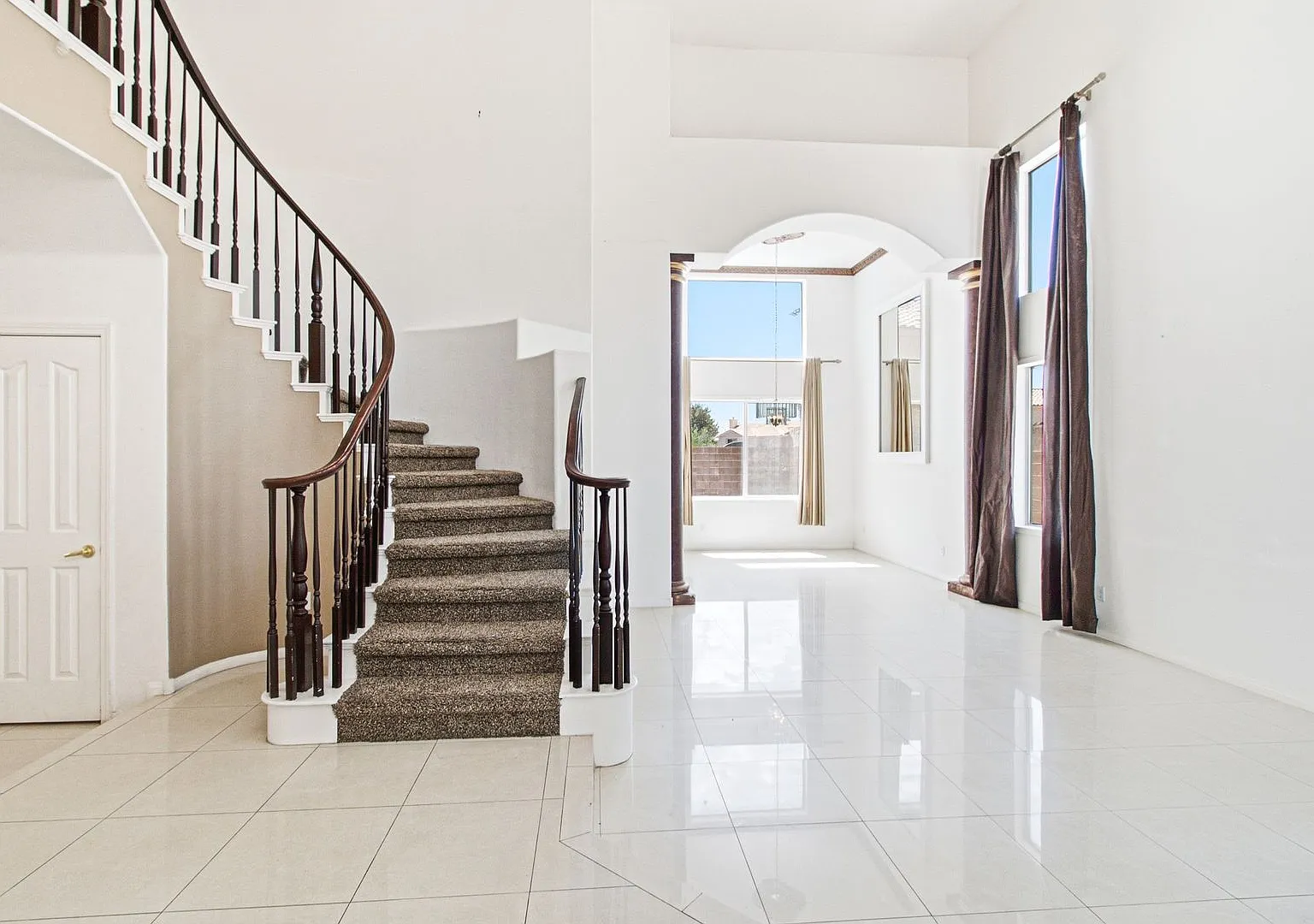 Spacious 4-Bedroom Home with Fireplace, 3-Car Garage & Great Backyard — Photo 3