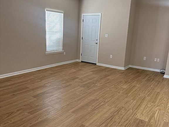 5th image of 121 Farrah Ave