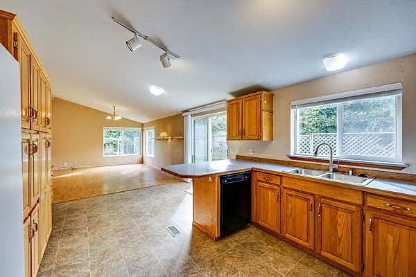 2194 Victoria Ave — Photo 10