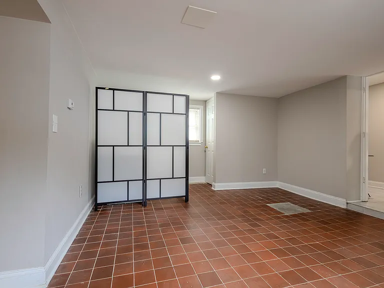 114 Mary Ave — Photo 13