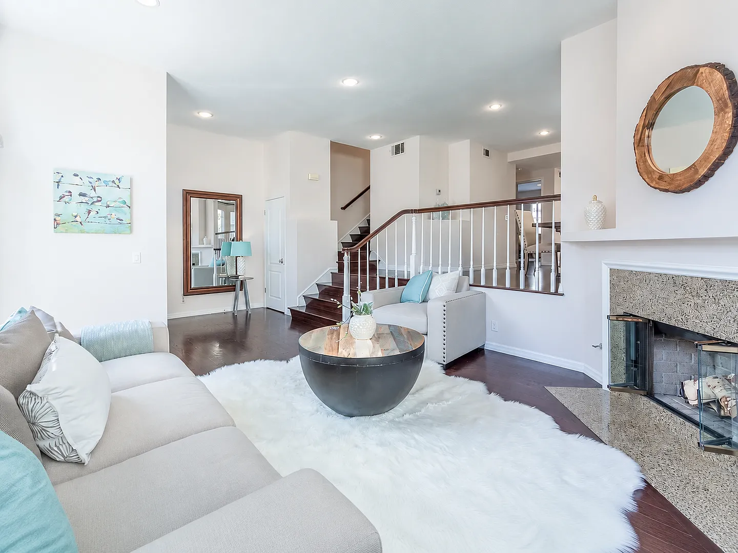 Townhouse with attached Garage Full of Natural Light & Chic Open-Floor Plan — Photo 4
