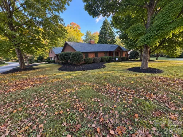 701 Manning Dr, Charlotte, NC 28209