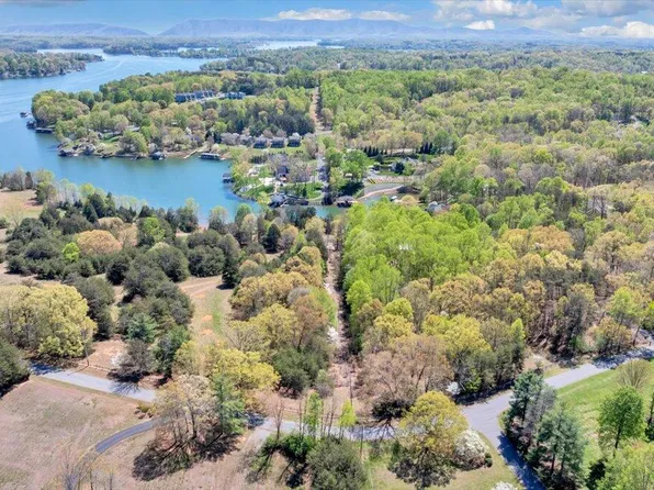 1 Gangplank Rd, Moneta, VA 24121