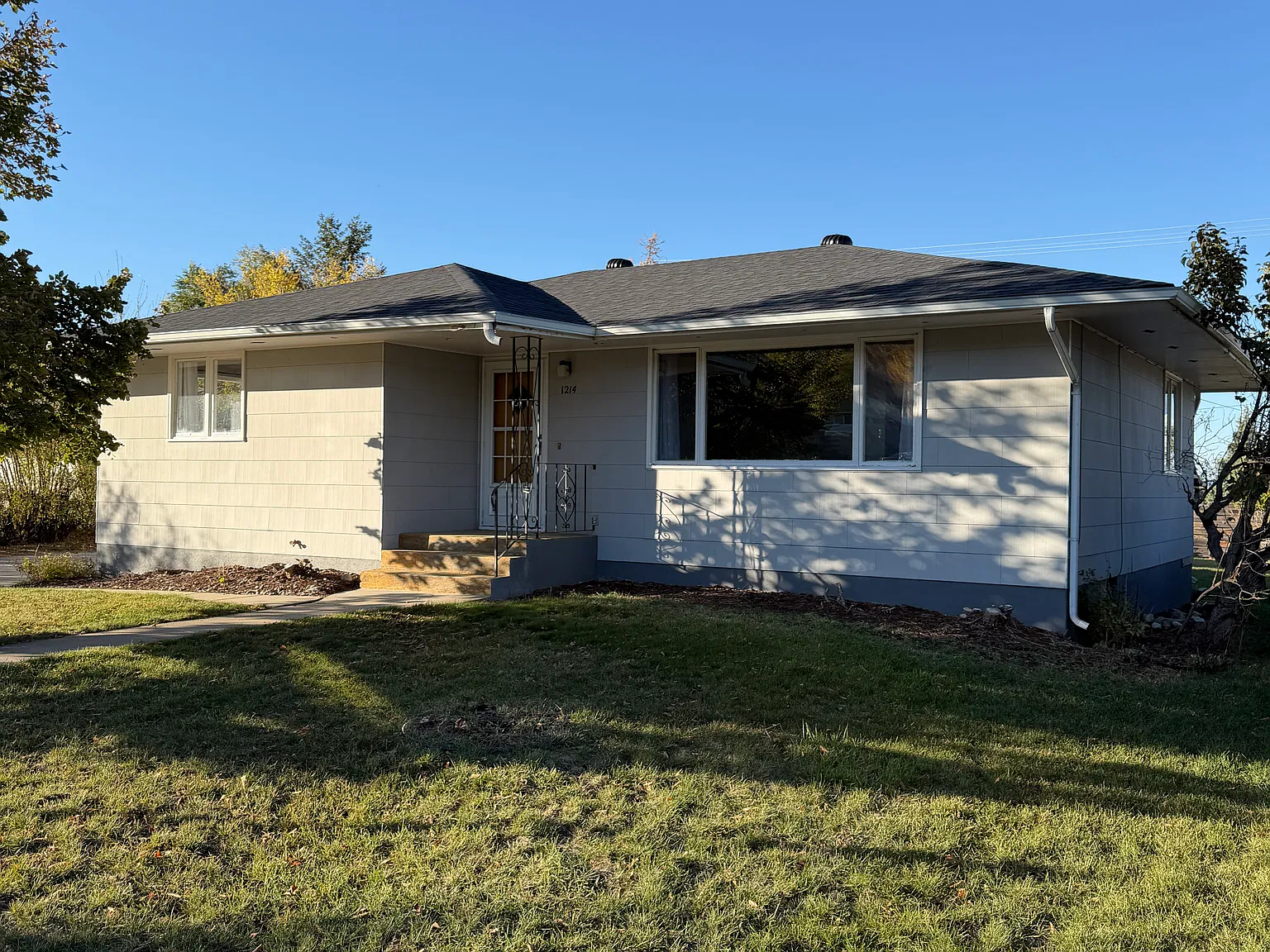 3 bed, 1096 sqft, $2,400 — Photo 2