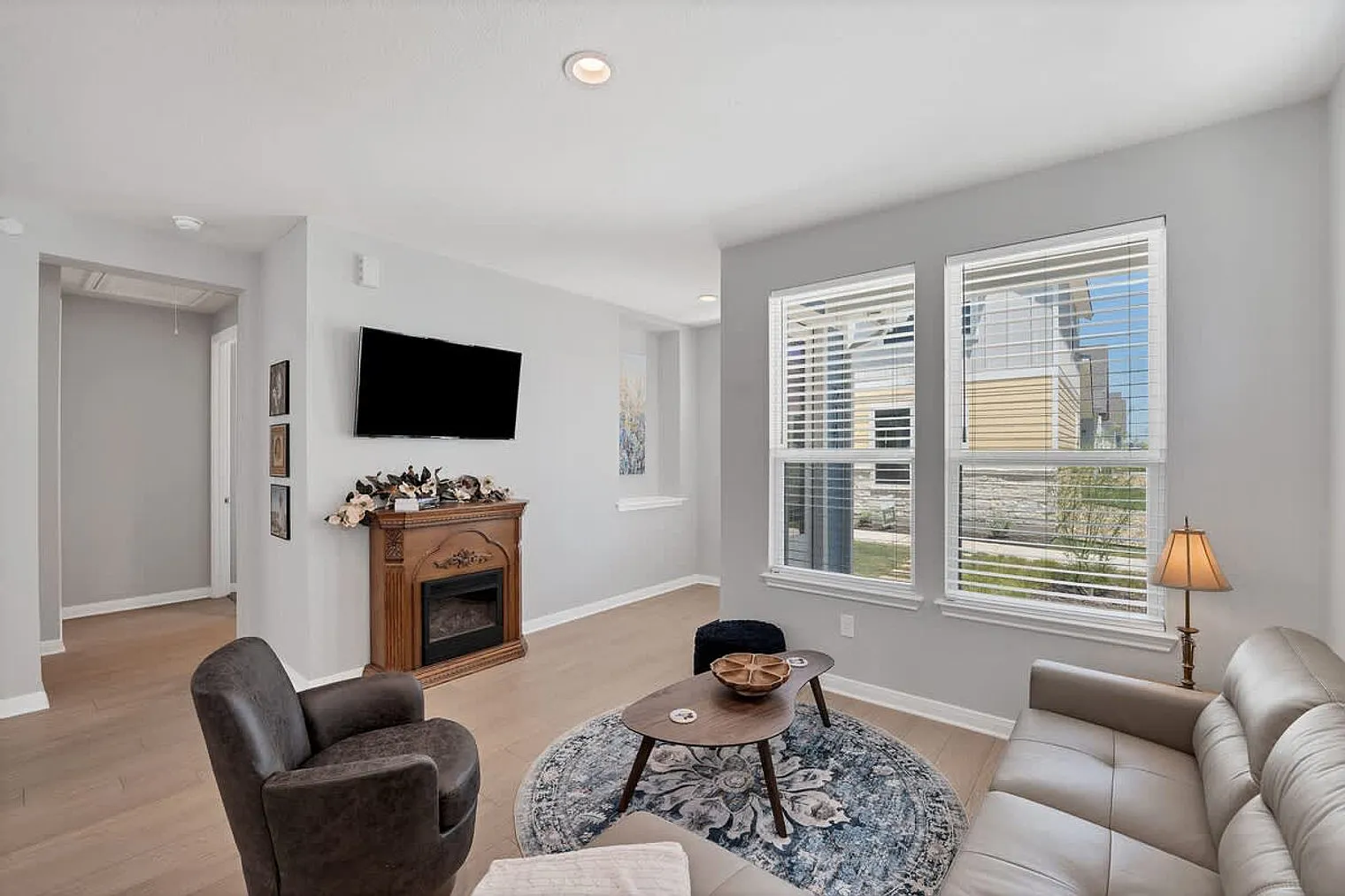 2 bed, 1.0 bath, $4,174 — Photo 2
