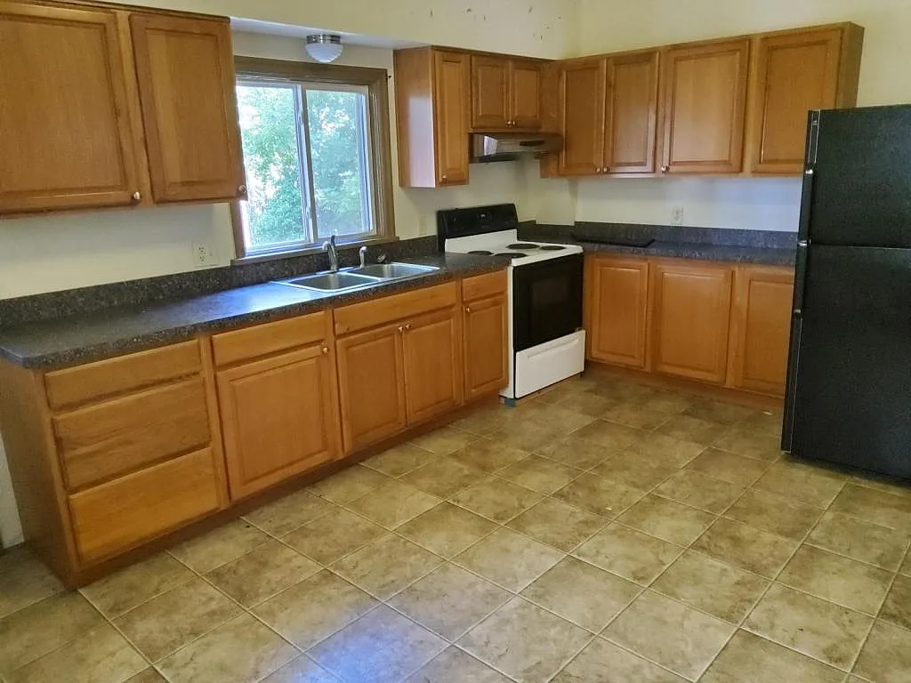 1124 Memorial Ave — Photo 4