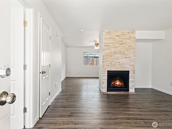 3rd image of 220 NE Tronson Circle