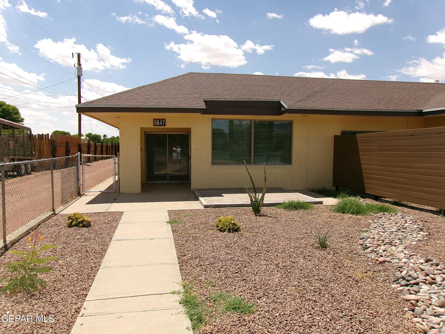 2 bed, 2.5 bath, 2000 sqft, $1,850 — Photo 1