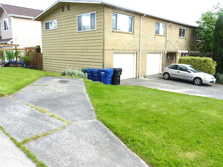 2518 E Pike St — Photo 2