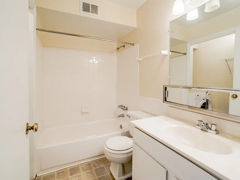 Monon Place I (Classic and Renovated), Managed by Buckingham Monon Living — Photo 16