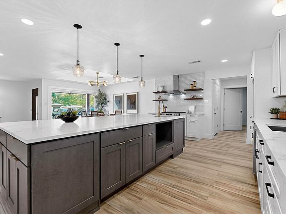 2nd image of 1808 Greenwood Rd